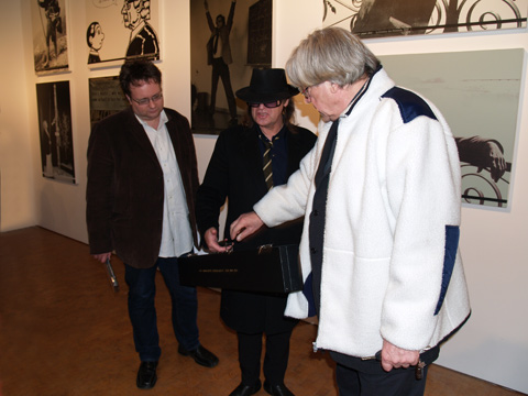 Bazon Brock und Udo Lindenberg, Bild: Ausstellung "Lustmarsch durchs Theoriegelände" im ZKM Karlruhe, 2006.