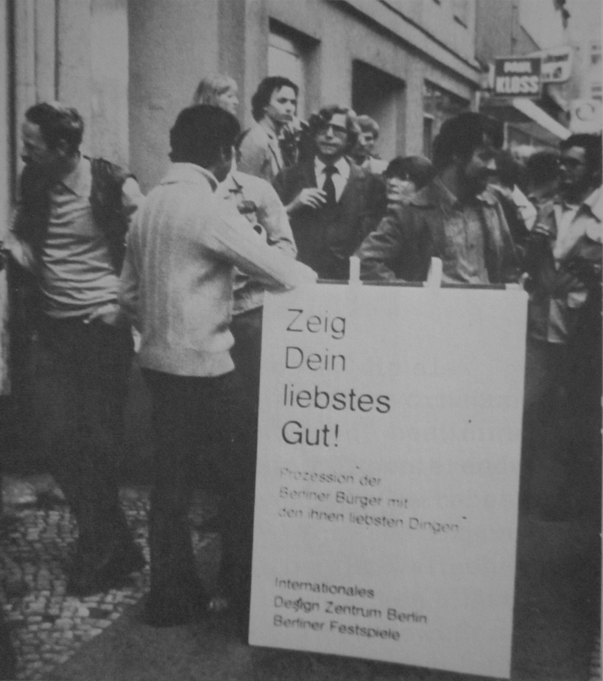 Persönlichkeit werden... Porträt durch Darstellung von Gegenständen, die für eine Person bedeutsam sind., Bild: Persönlichkeit werden..., Ausstellungskatalog, Hamburg, 1978..
