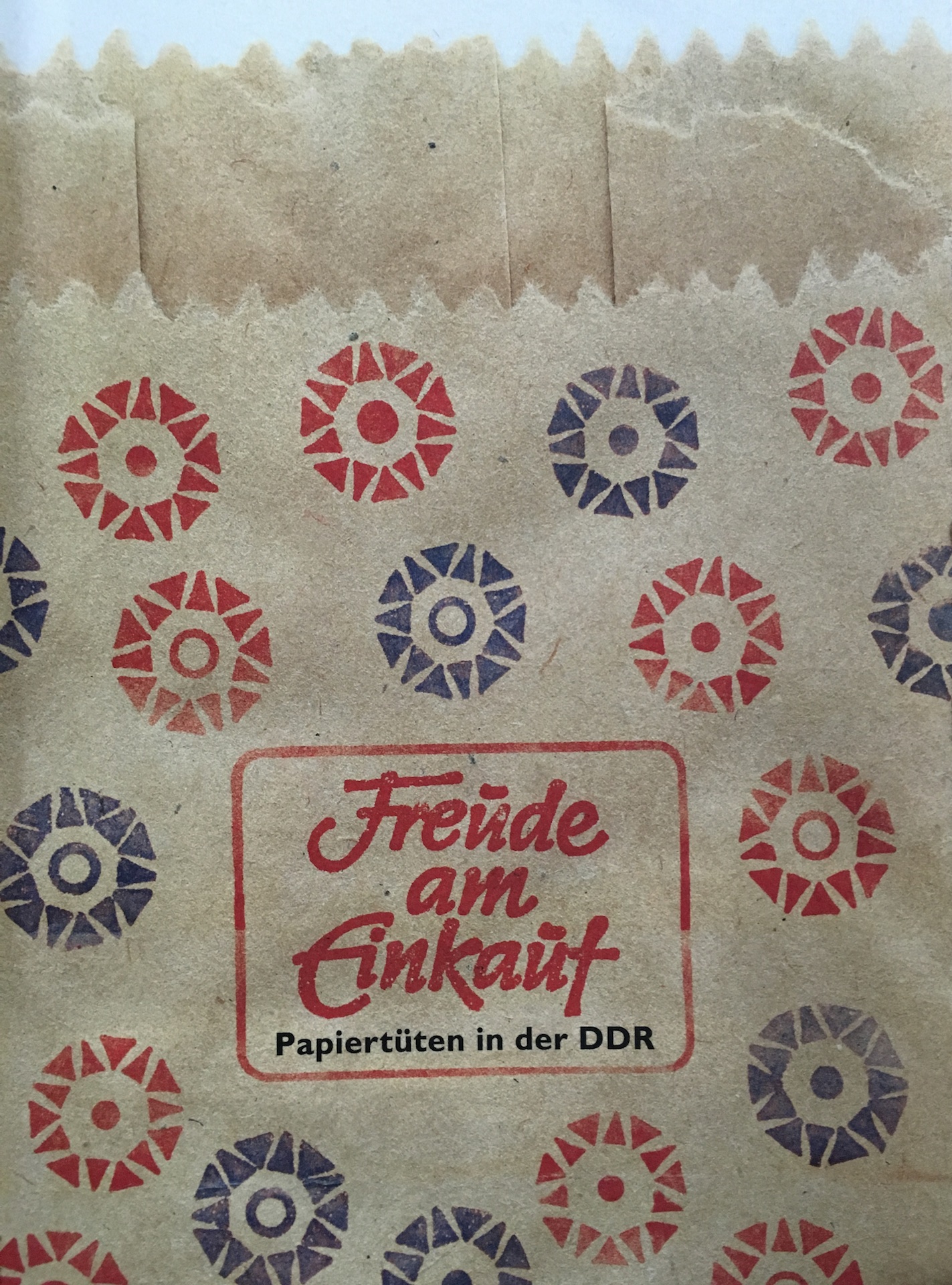 Freude am Einkauf - Tüten in der DDR, Bild: Berlin: Bien & Giersch Projektagentur, 2015.