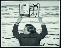 Bazon Brock während der Ziehung der Linie an der Hochschule für bildende Künste in Hamburg, 1959 