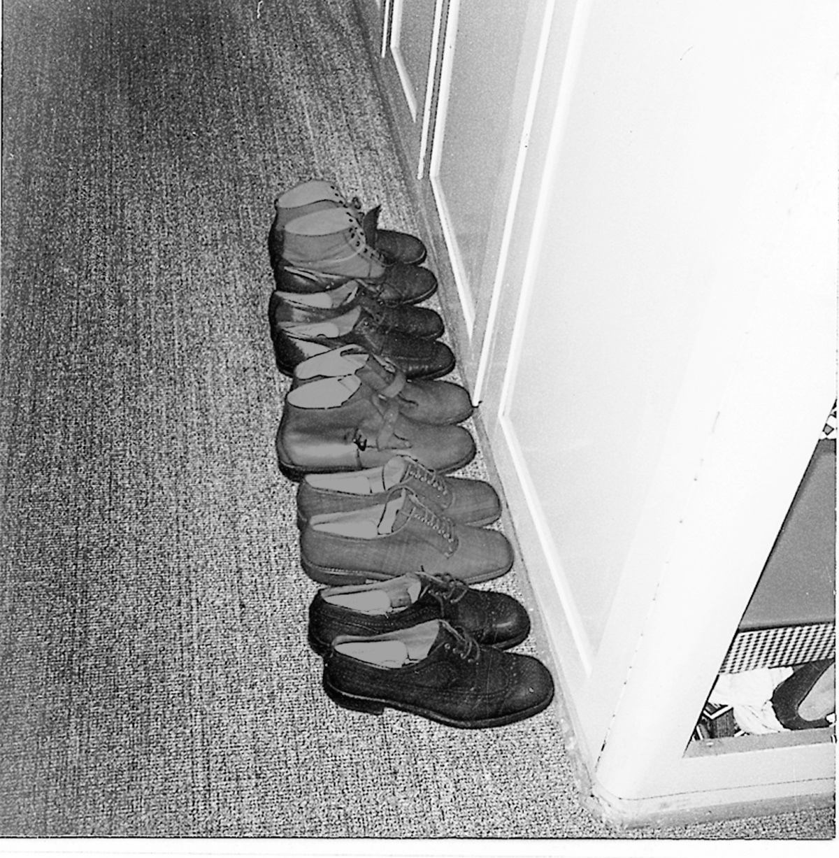Bazons anschaulicher Versuch, sich einen Begriff von Besitz zu machen., Bild: Experimenta, Frankfurt am Main 1966
Schuhe.