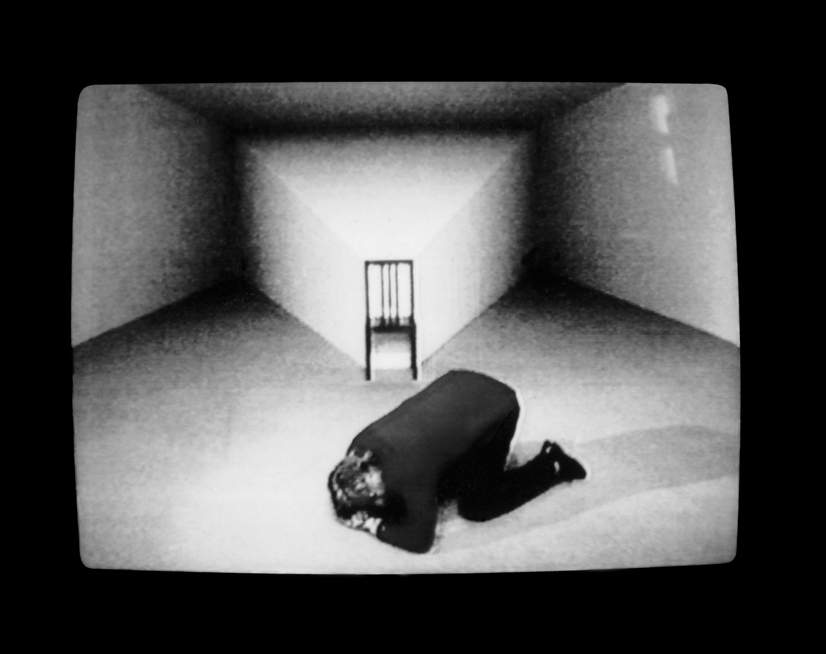 „Die Kasseler Vor-Tod-Stellung“, Bild: aus Videokatalog zur d IX, 1992 „Der Körper des Betrachters.“.
