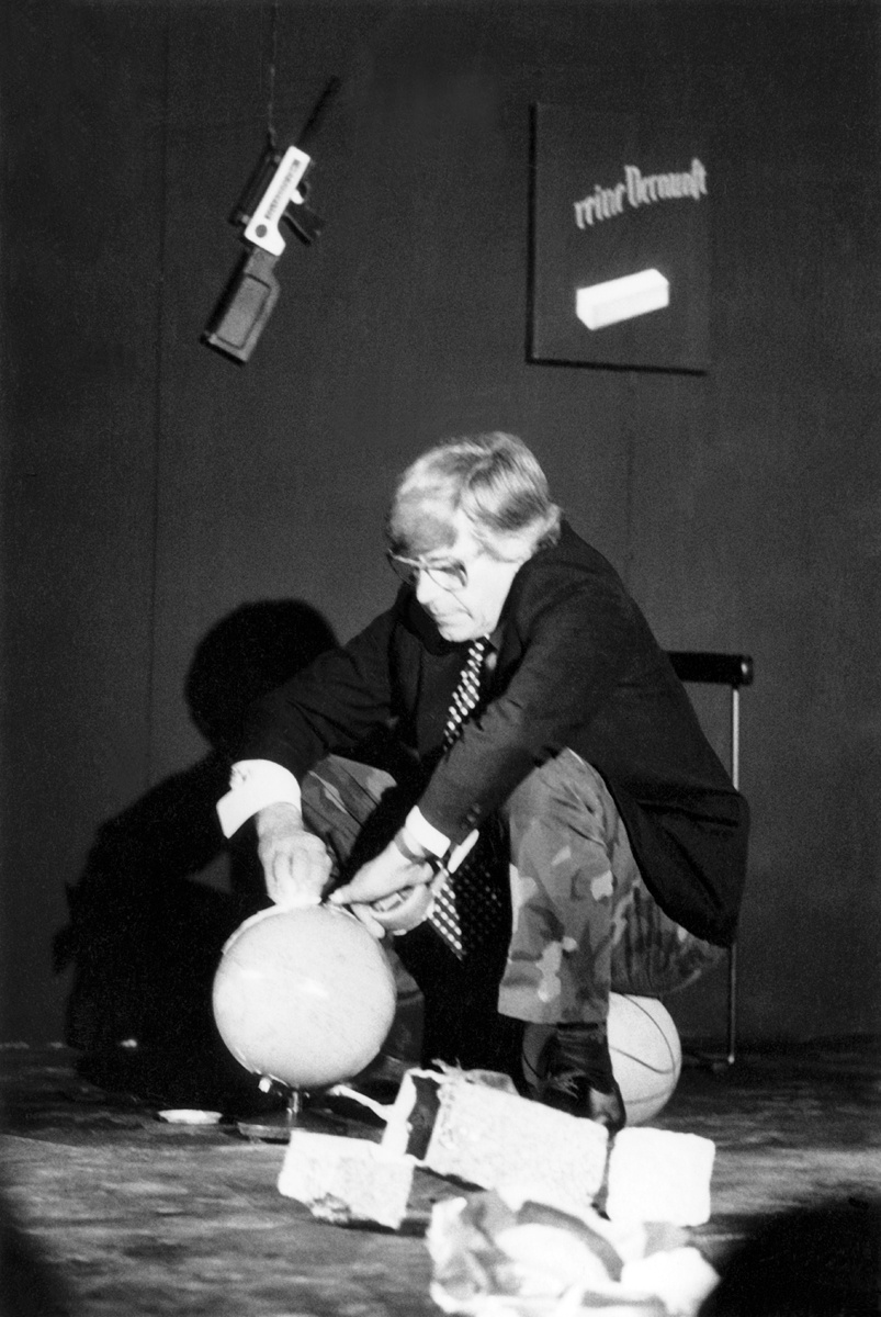 „Heilung der Erde – Pflege ohne Grenzen“. Eine rhetorische Oper zur Erzwingung der Gefühle, Bild: Stadttheater Bern 1986.