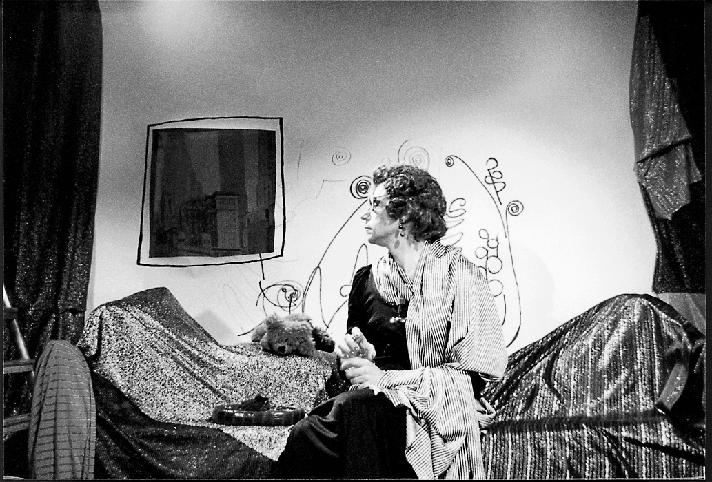 Bazon Brock als Peggy Guggenheim, in „Peggy und die anderen oder: Wer trägt die Avantgarde“, Bild: Film von Werner Nekes und Bazon Brock zur Ausstellung „Westkunst“, Köln 1981Film von Werner Nekes zur Westkunst, Düsseldorf 1981.