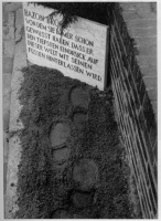 1 Bazon Brock, von dem Sie immer schon gewusst haben, dass er den tiefsten Eindruck auf dieser Welt mit seinen Füssen hinterlassen wird.