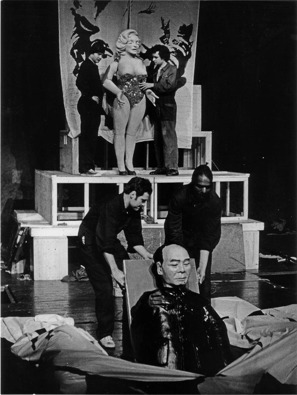 5 Bühnenbild "Unterstzuoberst", Bild: Experimenta 3, Frankfurt © Günter Englert, 1969.