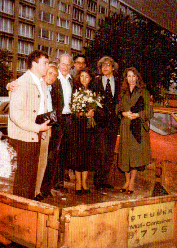 Hochzeit Bazon Brock & Karla Fohrbeck am 19. September 1979 in Hamburg mit den Trauzeugen Augstein, Brücher und Schwegler, Bild: V.l.n.r.: Fritz Schwegler, Rudolf Augstein, Ernst Brücher,
Andreas Wiesand, Karla Fohrbeck, Bazon Brock, Gisela Stelly.
