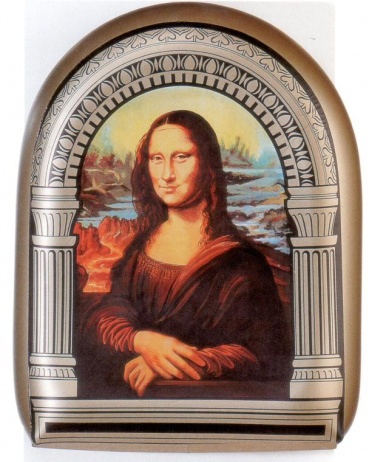 Broschen und aufblasbares Sitzkissen mit dem Portrait der Mona Lisa nach Leonardo da Vinci. Diese älteste Ikone der Museumskultur (Louvre, Paris) spielt auf einen Witz an, den Marcel Duchamp mit Mona Lisa trieb (deutsch etwa: Die Dame juckt es.). Für die Pointe bitte eigene Phantasie benutzen.