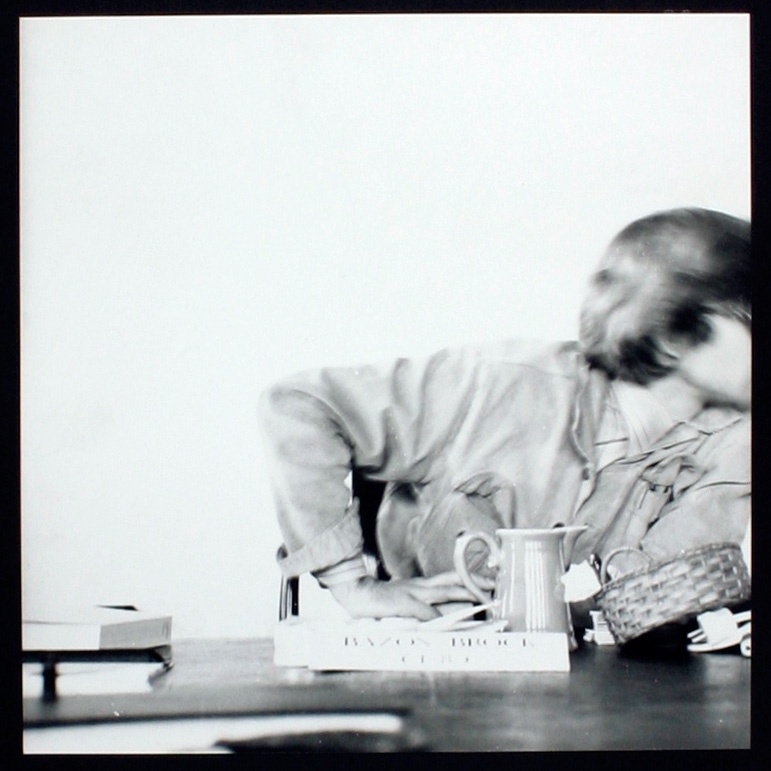 Bilderserie »Der weise Bazon Brock« 68/116, Bild: mamya, B. 11, 1/8 sec., Bildformat: 24 x 2 cm © Joachim Schaffer, Hamburg 1972.