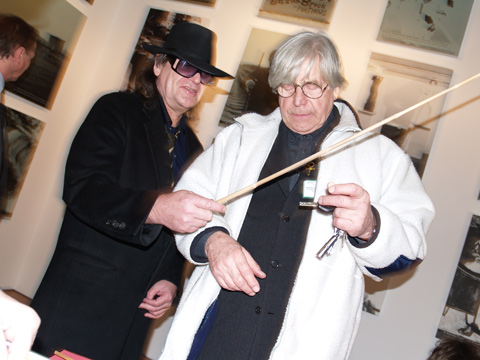 Bazon Brock und Udo Lindenberg, Bild: Ausstellung "Lustmarsch durchs Theoriegelände", ZKM Karlsruhe 2006.