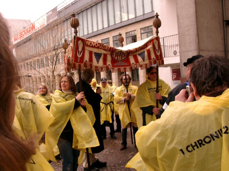 Prozession "Gott und Müll", Bild: Aktion "Lustmarsch durchs Theoriegelände", Frankfurt 2006.