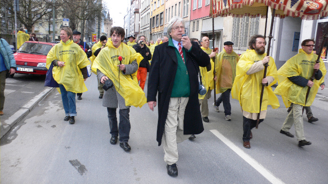 Prozession "Gott und Müll", Bild: Aktion "Lustmarsch durchs Theoriegelände", Frankfurt 2006.