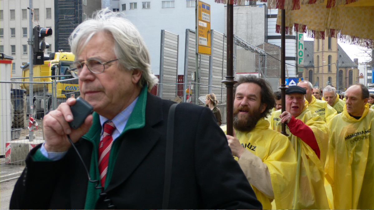 Prozession "Gott und Müll", Bild: Aktion "Lustmarsch durchs Theoriegelände", Frankfurt 2006.