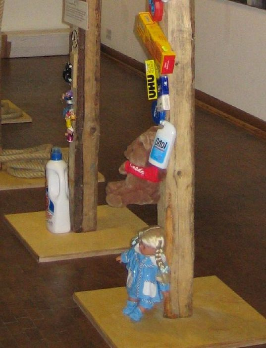 Thementotems, Bild: Ausstellung "Lustmarsch durchs Theoriegelände", Museum Ludwig Köln, 2006.