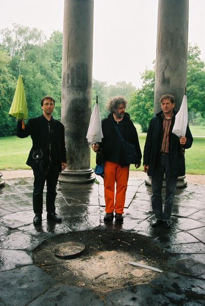 Ulrich Klaus, Stefan M. Seydel und Thomas Zacharias stellen sich unter, Bild: Ausstellung "Lustmarsch durchs Theoriegelände", Kestnergesellschaft Hannover, 2006.