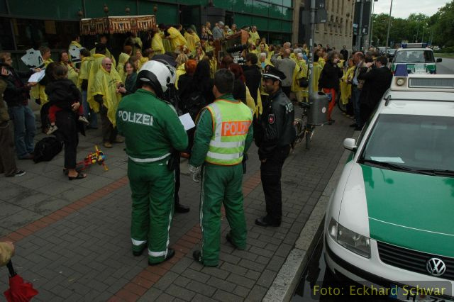 Prozession "Gott und Müll", Bild: Aktion "Lustmarsch durchs Theoriegelände", Hannover, 2006 © Eckhard Schwarz.