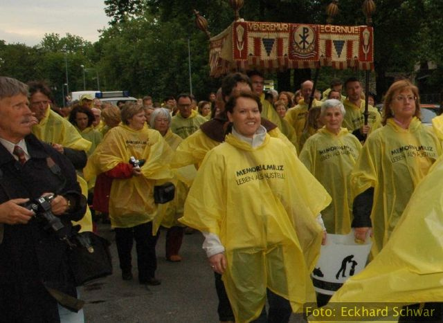 Prozession "Gott und Müll", Bild: Aktion "Lustmarsch durchs Theoriegelände", Hannover, 2006 © Eckhard Schwarz.