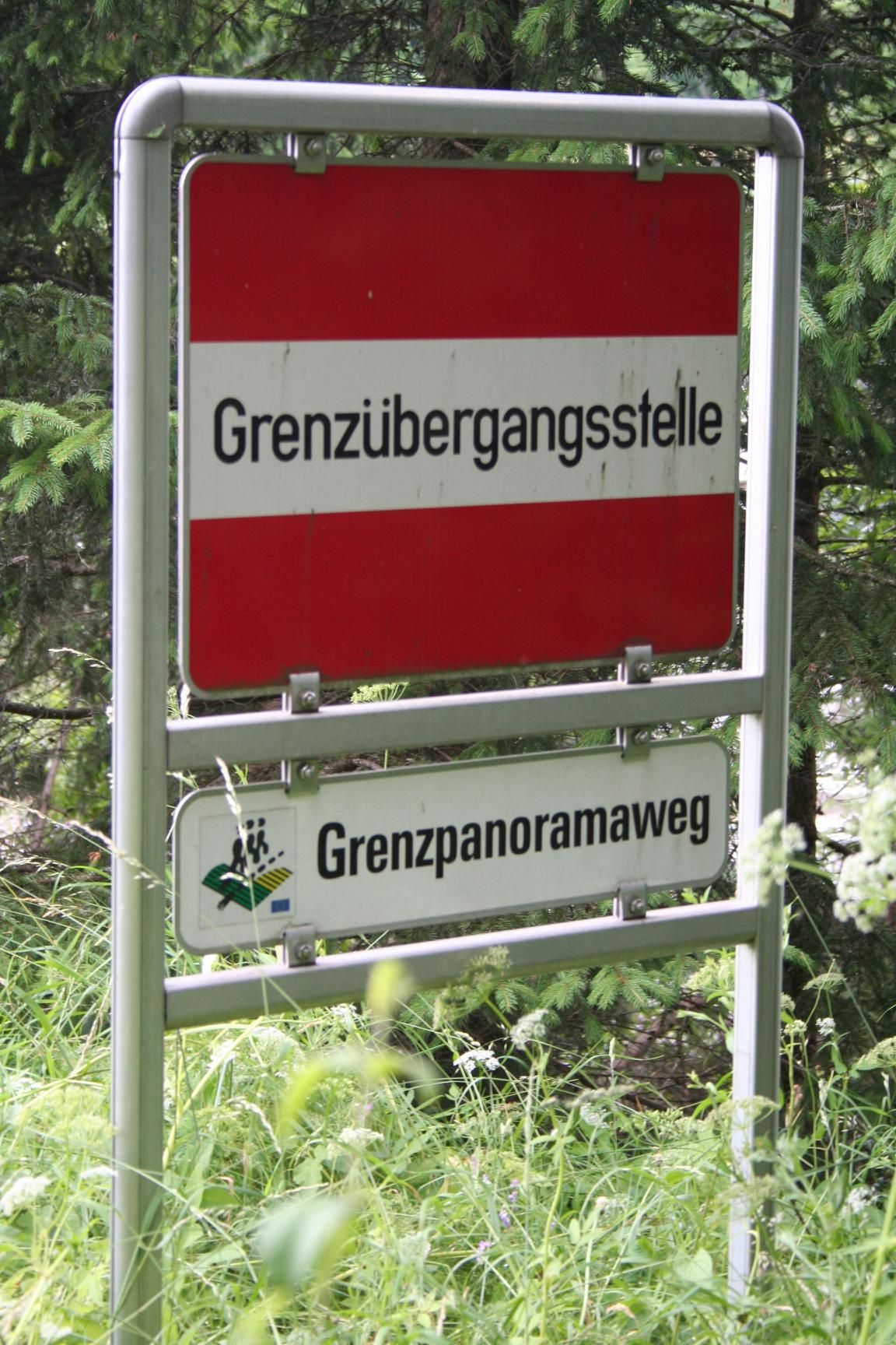 Grenzübergang am Radlpass zwischen Österreich und Slowenien, Bild: Lustmarsch, III.9, S. 261 © QART, Stefanie Hierholzer und Ulrich Klaus.