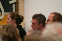 Neo Rauch hört, wie einer sein Gemälde sieht