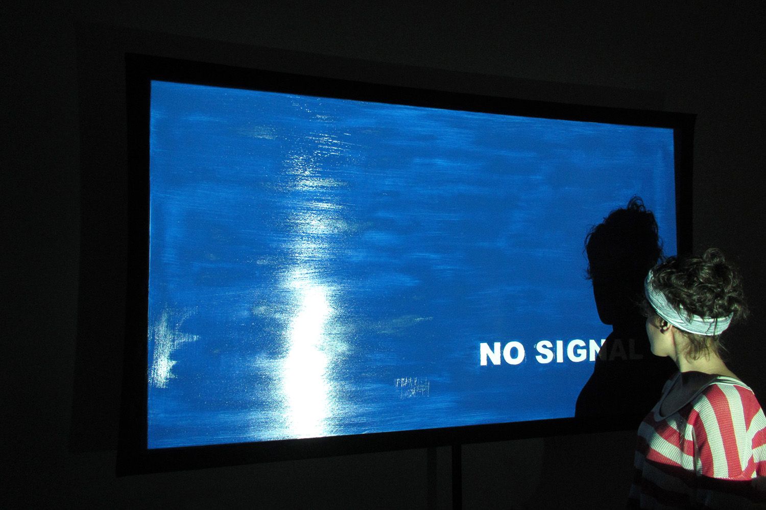 Alexis Dworsky: No Signal, Bild: Weißes Beamerlicht, Öl auf Projektionsleinwand, 2013..