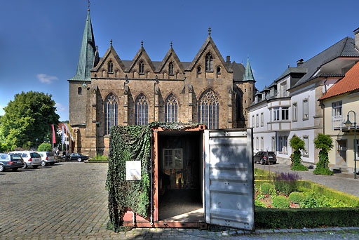 Installation "Der 20. Juli des Arminius" auf dem Kirchplatz Ostercappeln, Bild: © Thomas Mayer, 2009..