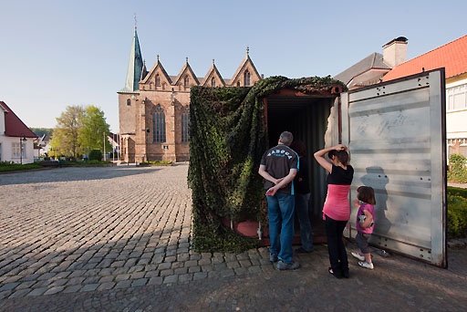 Installation "Der 20. Juli des Arminius" auf dem Kirchplatz Ostercappeln, Bild: © Thomas Mayer, 2009..