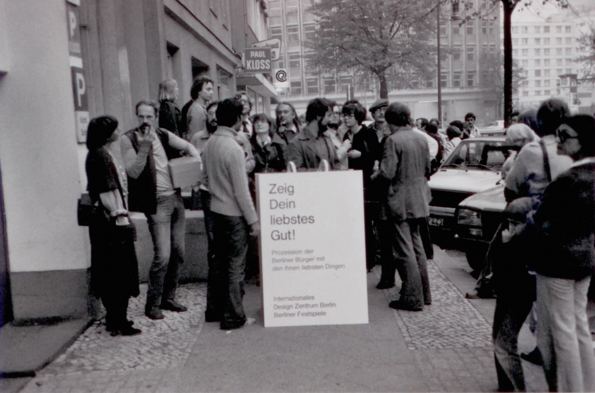Prozession "Zeig Dein liebstes Gut!", Bild: U.a. Harald Szeemann, Bazon Brock, Sergius Golowin, Annemarie Burckhardt. Internationales Designzentrum Berlin, 09.10.1977. Foto: Linde Burkhardt..
