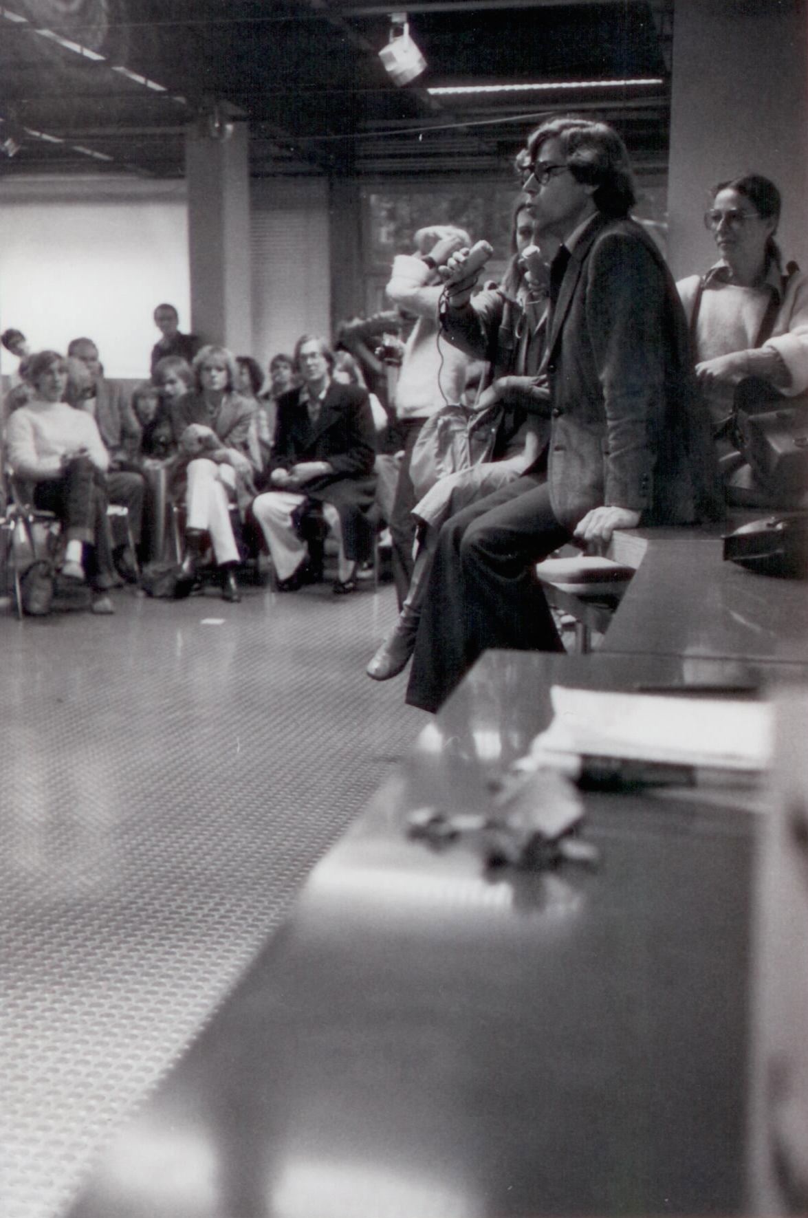 "Zeig Dein liebstes Gut!" / Kongress "Lebensformen der Zwanziger Jahre", Bild: Bazon Brock. Internationales Designzentrum Berlin, 05.-09.10.1977. Foto: Linde Burkhardt..