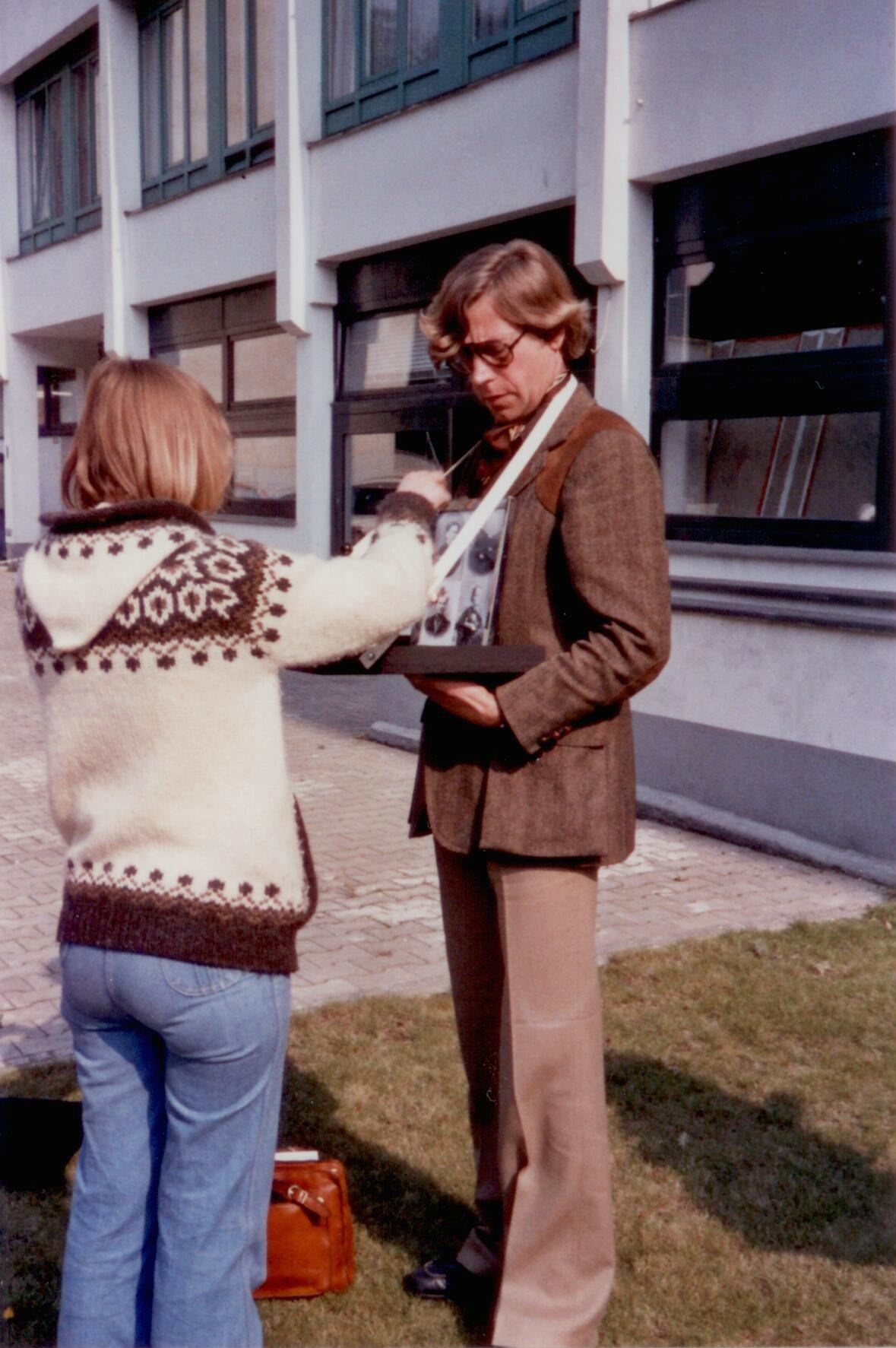 Prozession "Zeig Dein liebstes Gut!", Bild: Bazon Brock mit seinem liebsten Gut. Internationales Designzentrum Berlin, 09.10.1977. Foto: Linde Burkhardt..