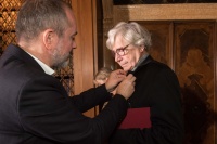 Thomas Drozda, österreichischer Bundesminister für Kunst und Kultur, überreicht Bazon Brock das große Ehrenkreuz der 1. Klasse 