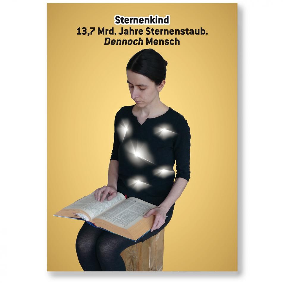 Sternenkind. 13,7 Mrd. Jahre Sternenstaub. Dennoch Mensch, Bild: Teil 1, Bazon Brock: „Dennoch Mensch“ (Edition 2017), Gestaltung: QART. Vertrieb: Artikel Editionen..