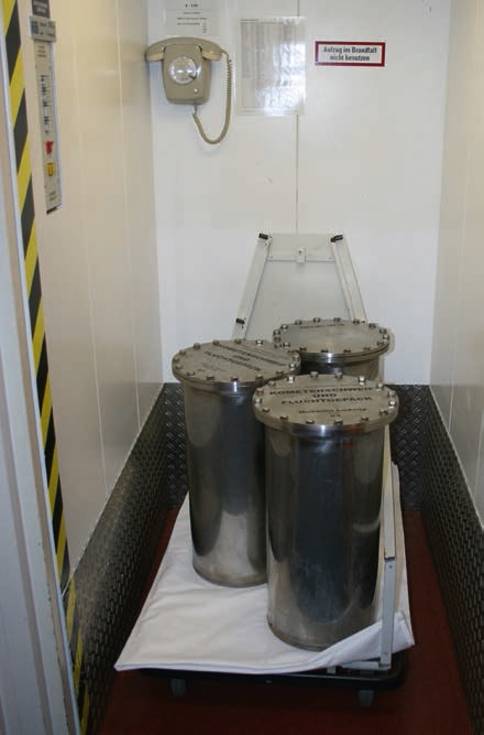 Einlagerung der Zylinder „Sternenstaub und Fluchtgepäck“ in den Atomschutzbunker der Firma COMback in Oberreichenbach, Bild: © Adi Hoesle, 2011.