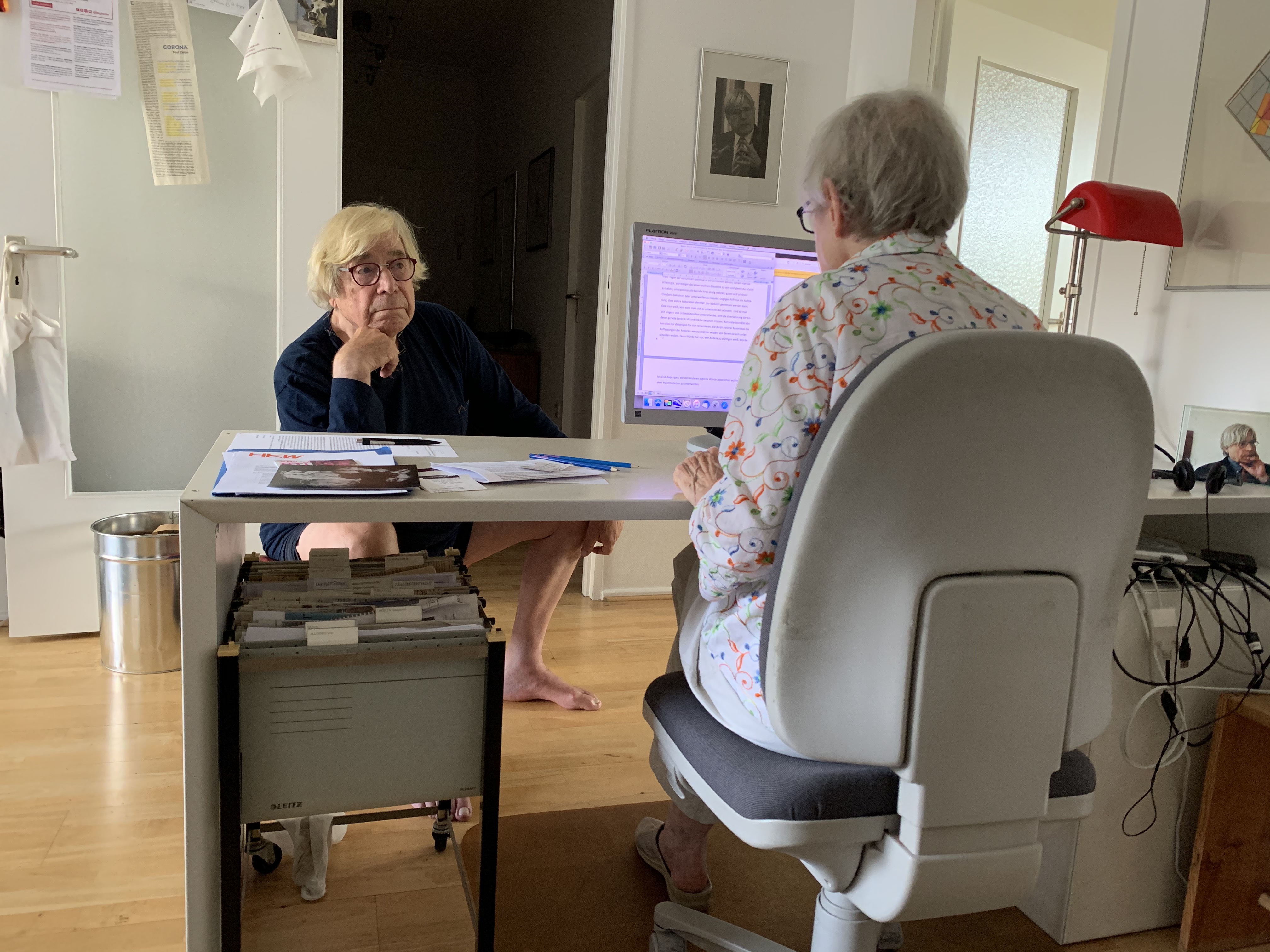 Wollen Sie wissen, wie Bazon Brocks Texte entstehen? Einblick in die Berliner Büroküche von Linde Kapitzki, Bild: Foto © Marina Sawall, 2020.