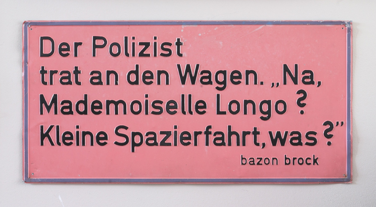 Der Polizist trat an den Wagen. „Na, Mademoiselle Longo? Kleine Spazierfahrt, was?, Bild: Literaturblech, 1967. Foto © Qart, Hamburg.